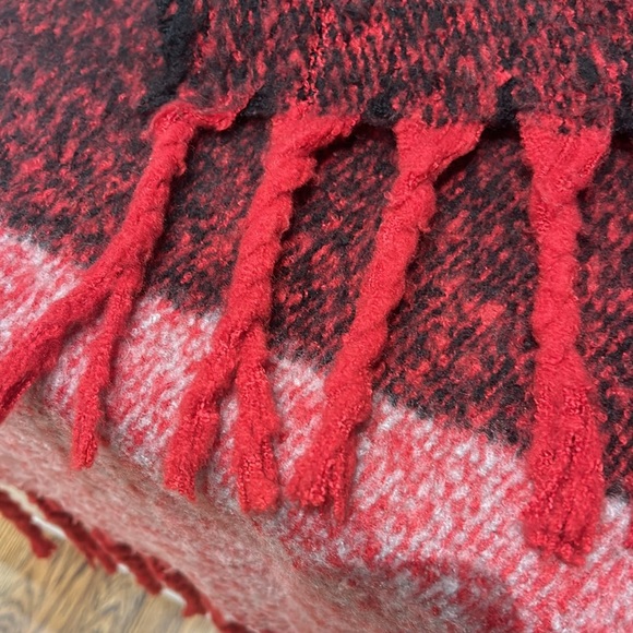 Steve Madden scarf/wrap - Picture 2 of 4